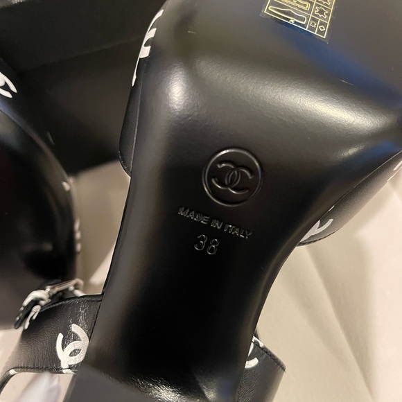 BRAND NEW Chanel 22s Crazy Logo Heels - black and white size 38 - Picture 7 of 10